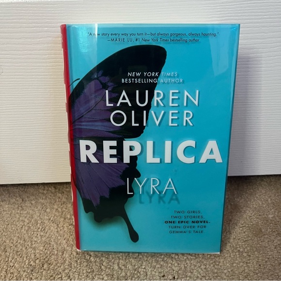 replica by lauren oliver - book - Picture 1 of 2